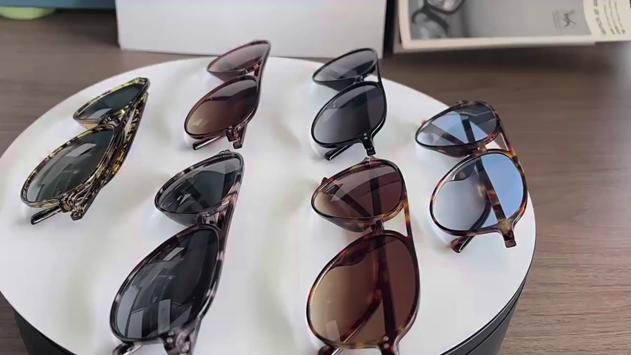 Charger la vidéo : Des lunettes de soleil retro, de marque, design pour des femmes. Protégez vos yeux des UV.